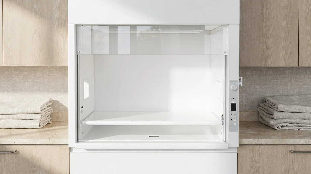 PHC nachweisbar: Laborabzug mit hochgezogener Glasscheibe und leerer Ablage