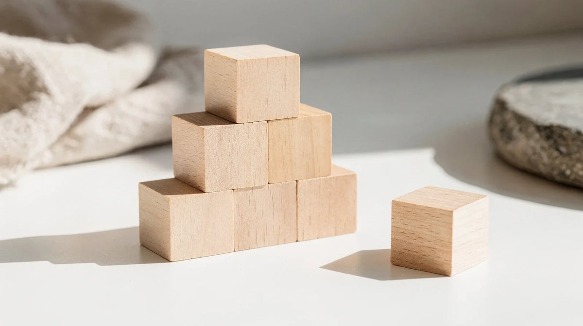 Was ist T8HC: Holzbausteine als Pyramide, ein Stein liegt daneben