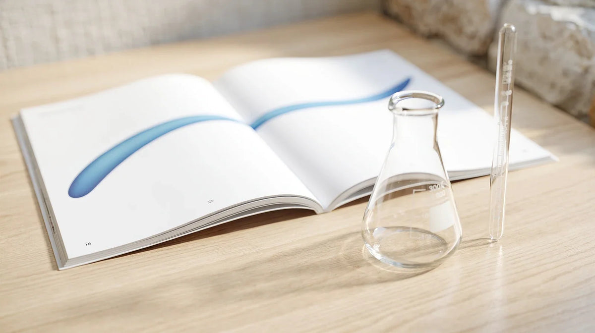 THCV Wirkung: Fachzeitschrift mit Diagramm, leerer Erlenmeyerkolben und Pipette auf Holztisch