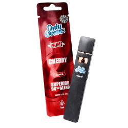 Only Grams Superior Vape 96% - Cherry Einweg-Vape-Pen in Beerentönen. Schlankes Design mit mattschwarzem Gehäuse, Sichtfenster für den Füllstand und USB-C-Anschluss zum Aufladen.