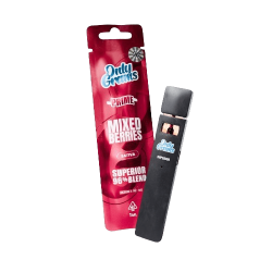 Only Grams Superior Vape 96% – Mixed Berries Einweg-Vape-Pen in Beerentönen. Schlankes Design mit mattschwarzem Gehäuse, Sichtfenster für den Füllstand und USB-C-Anschluss zum Aufladen.